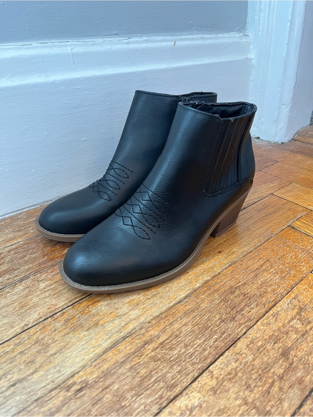 •Frye and Co Jude stacked heeled booties• Size 6M